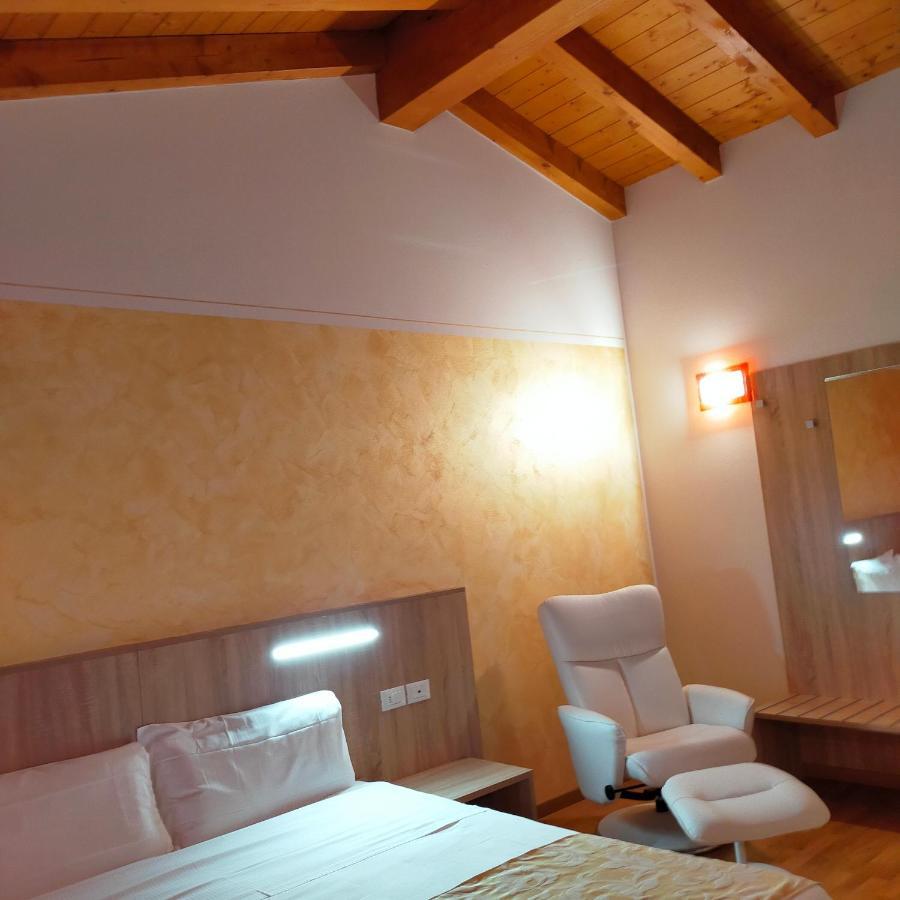 Al Cavaliere Villa ปอร์เดโนเน ภายนอก รูปภาพ